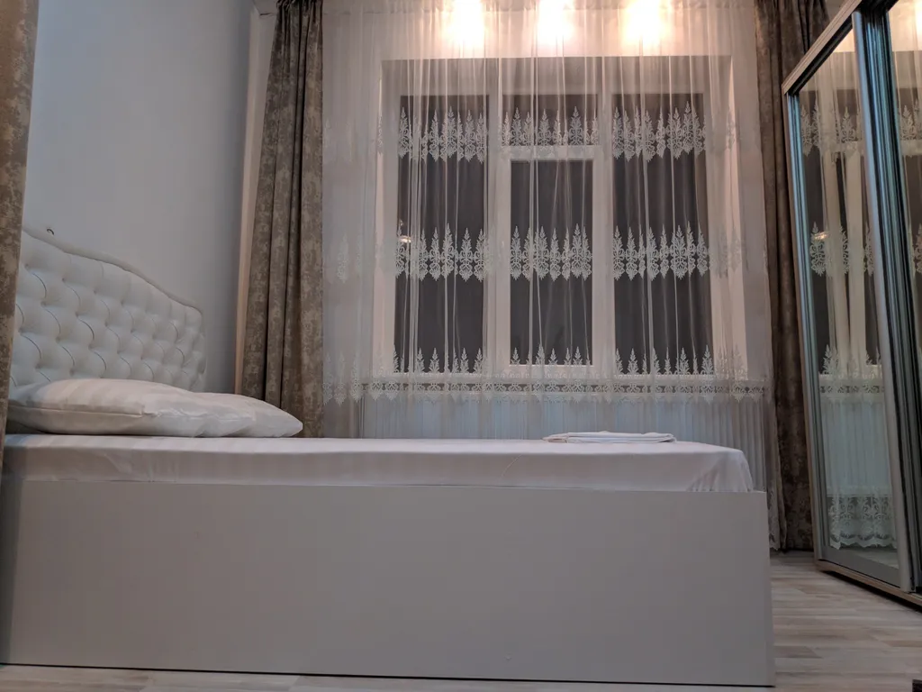 Четырёхместный номер  люкс с балконом с видом на город и горы