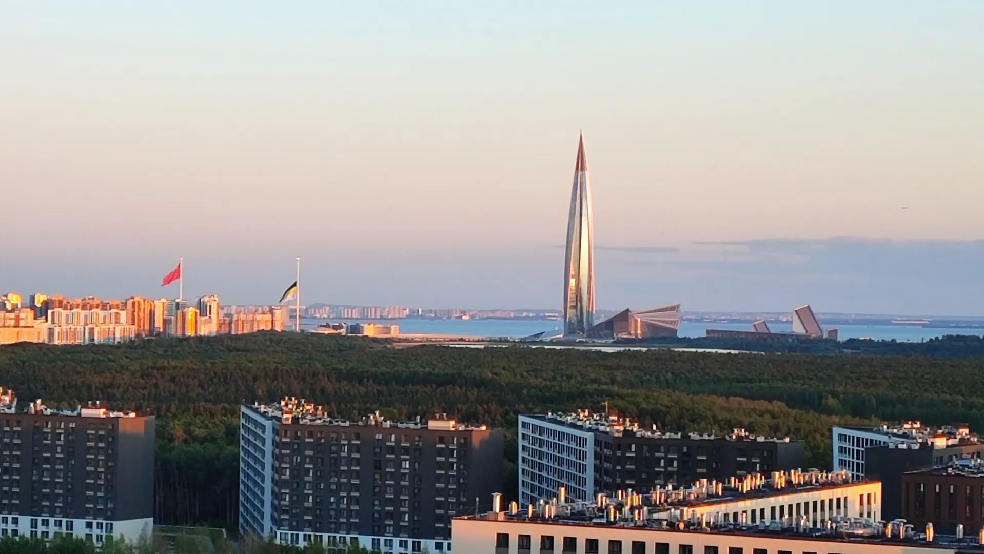 Закат с видом на Лахта Центр из окна апартаментов с высоты птичьего полета!