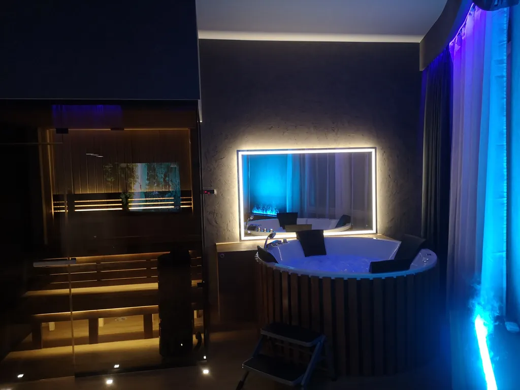 Апартаменты с большой джакузи и камином