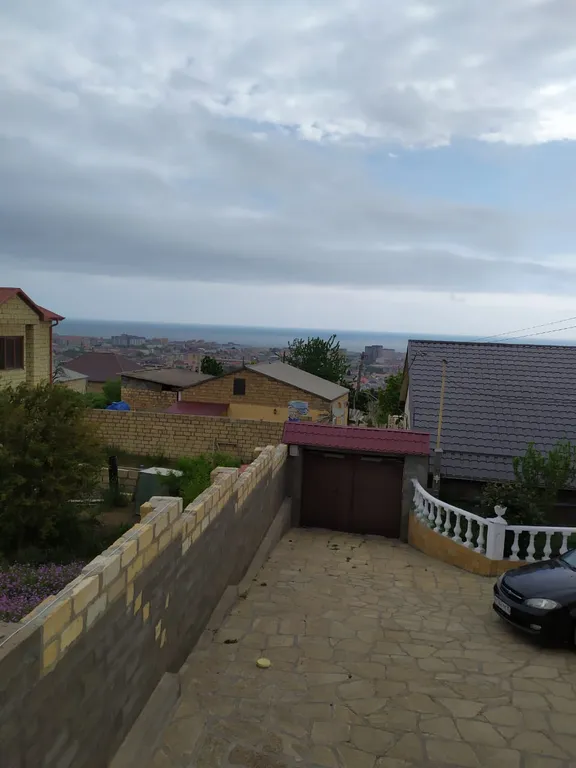 Уютный дом возле крепости