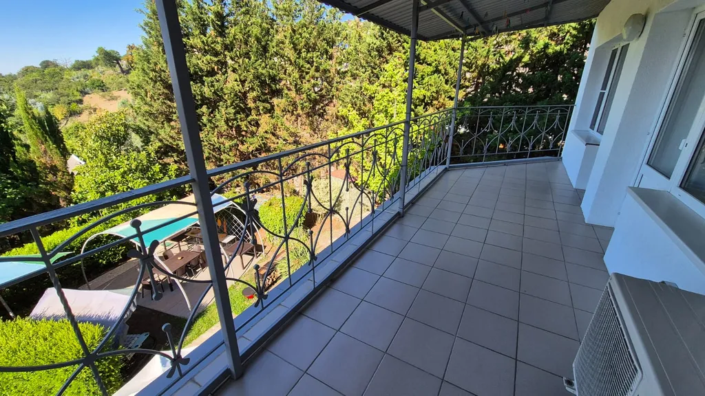 Трёхэтажный таунхаус в живописном месте с большим садом