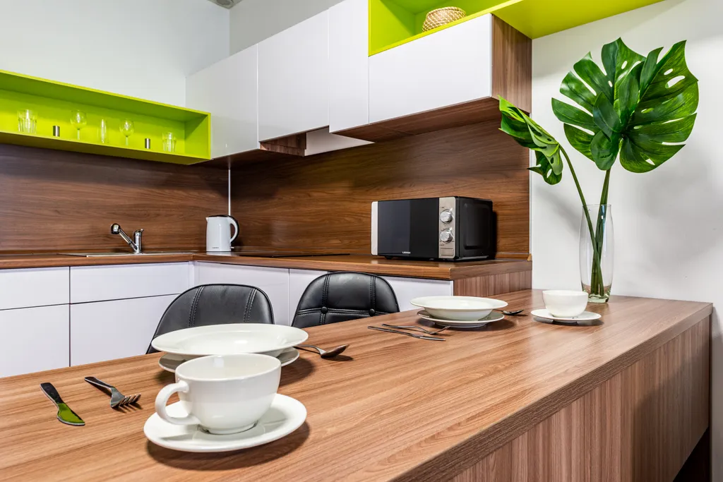 Светлая студия с кроватью и диваном