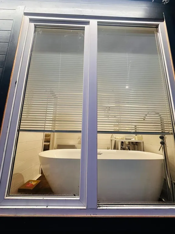 Амбаркаса iva - дом с ванной у окна