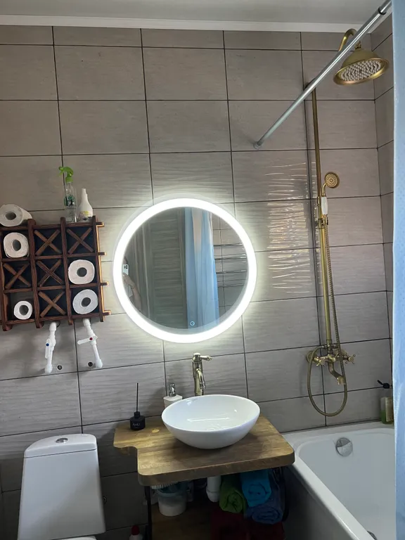 Душевный домик на берегу реки