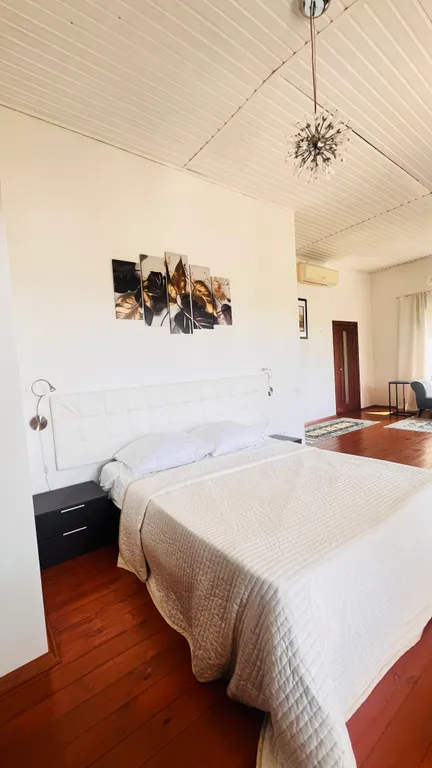 Вилла с бассейном на холме