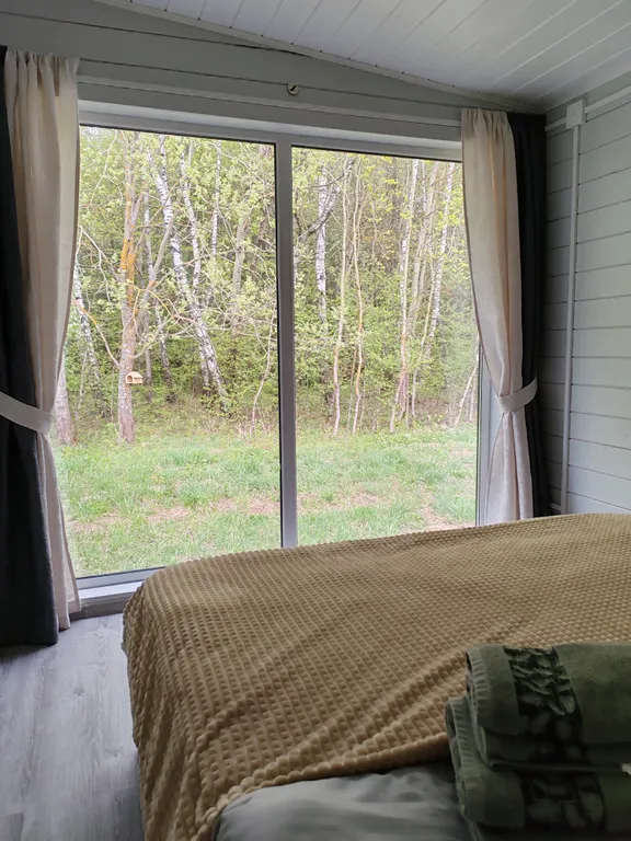 Двухкомнатный дом у лесной полосы