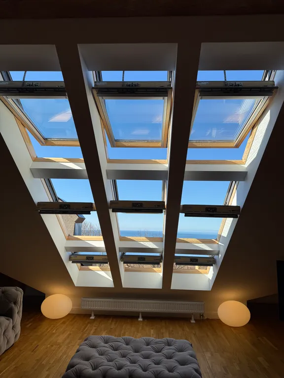 Лофт - мансарда с фронтальным видом на море