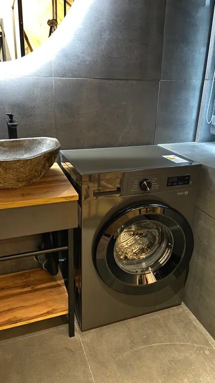 Дом с панорамными окнами и видом на лес