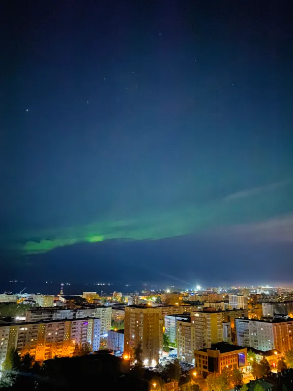 Желтая студия с панорамным видом на город и Двину