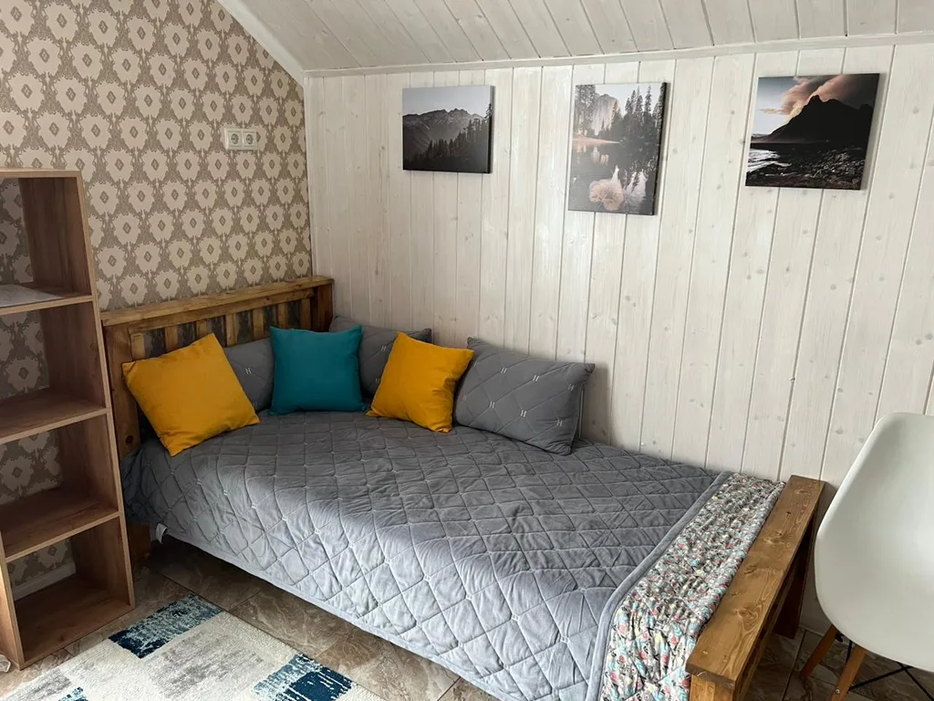 Уютная комната в доме с ванной комнатой