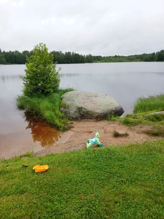 Дом рядом с озером