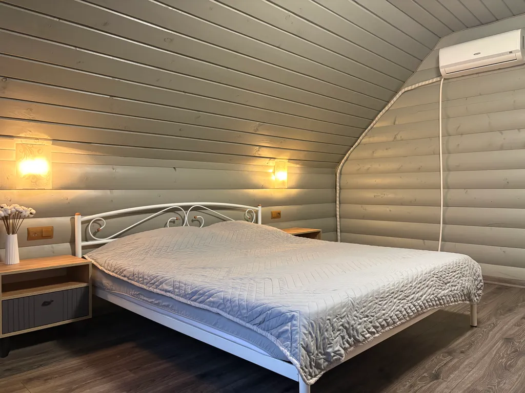 Дом с сауной и тёплым бассейном у пруда