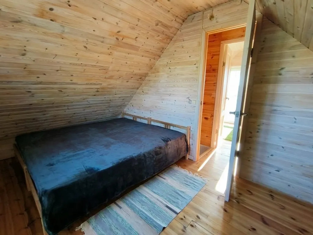 Дом в тихой деревне у озера