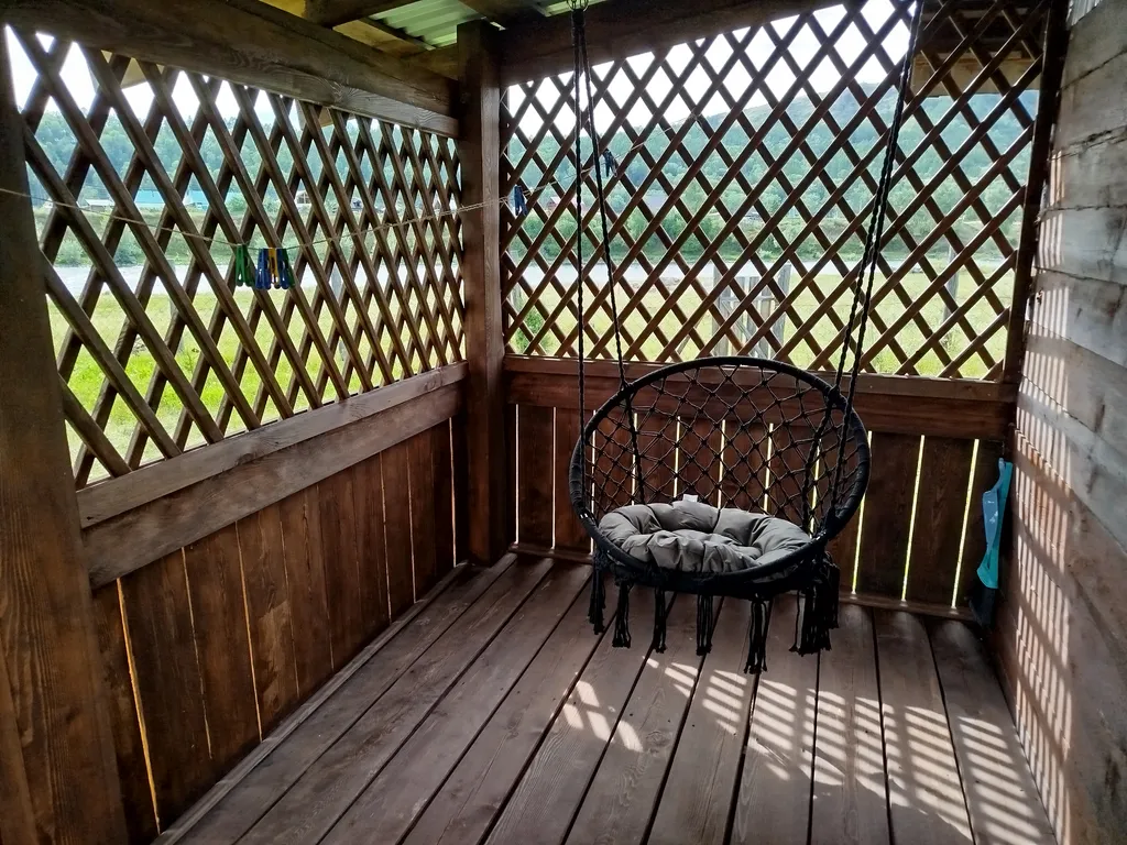 Уютный домик, на берегу реки