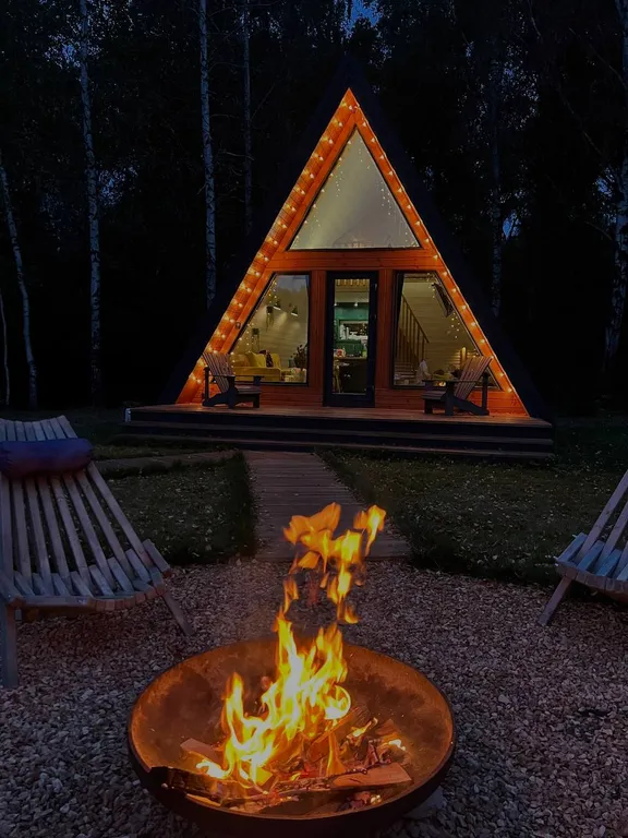 Треугольный домик у леса