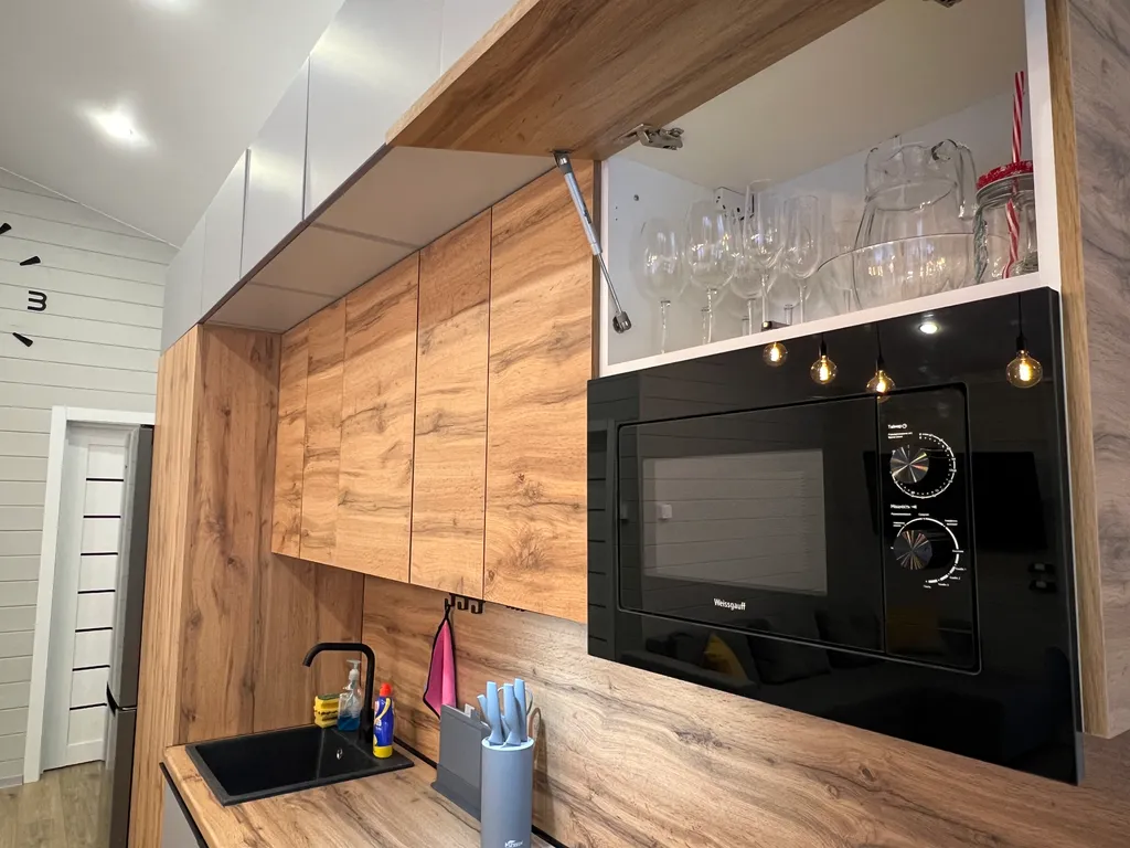 Дом с панорамными окнами в лес