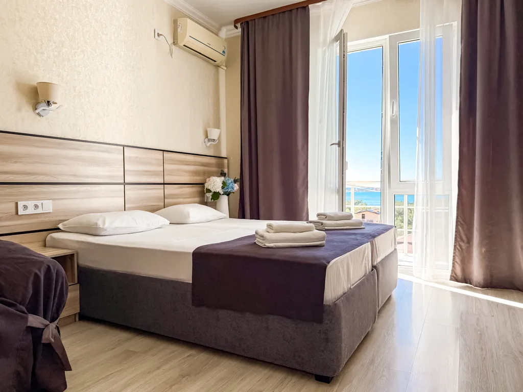 Квартира Трёхместный номер с балконом, завтрак, подогрев бассейн, 10 минут море — аренда посуточно в Геленджик