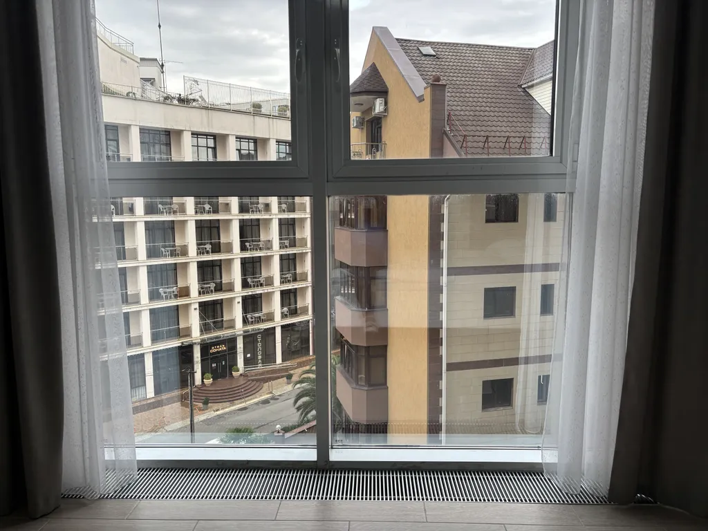 Квартира Квартира Трехкомнатная с балконом в ЖК Посейдон на первой линии у моря — Сочи