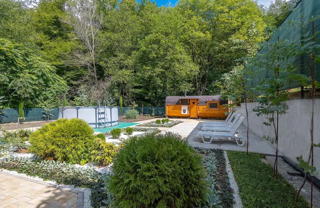 Коттедж с бассейном возле леса