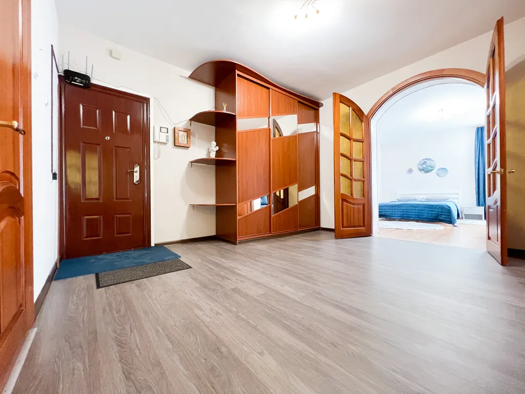 Просторная квартира у жд вокзала для 8 человек