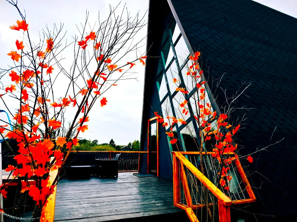 Треугольный дом Lis-A-dom с видом на реку