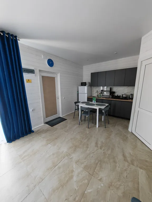 Уютный домик с бассейном среди гор недалеко от моря