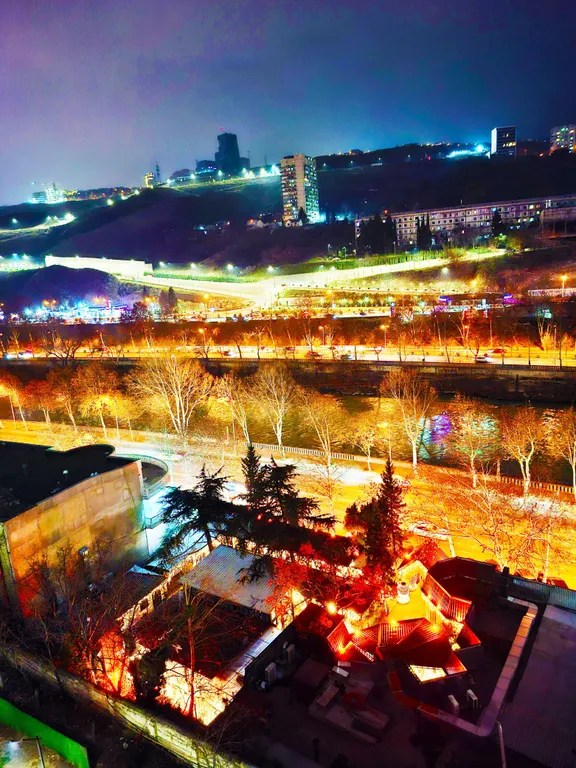 Просторная трехкомнатная квартира в центре Тбилиси с видом на рекуКуру