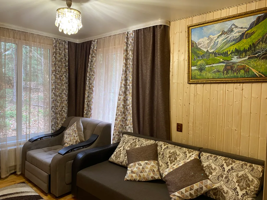 Уютный домик-котедж в горном лесу