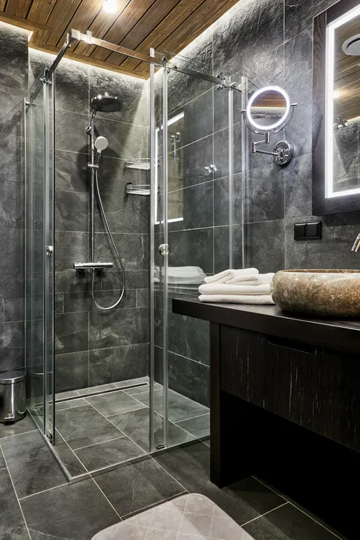 Стандартный номер с кроватью размера king-size и видом на озеро