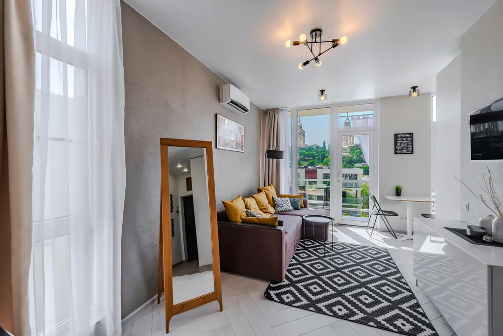 Студия с балконом и подогреваемым бассейном на территории ЖК в центре