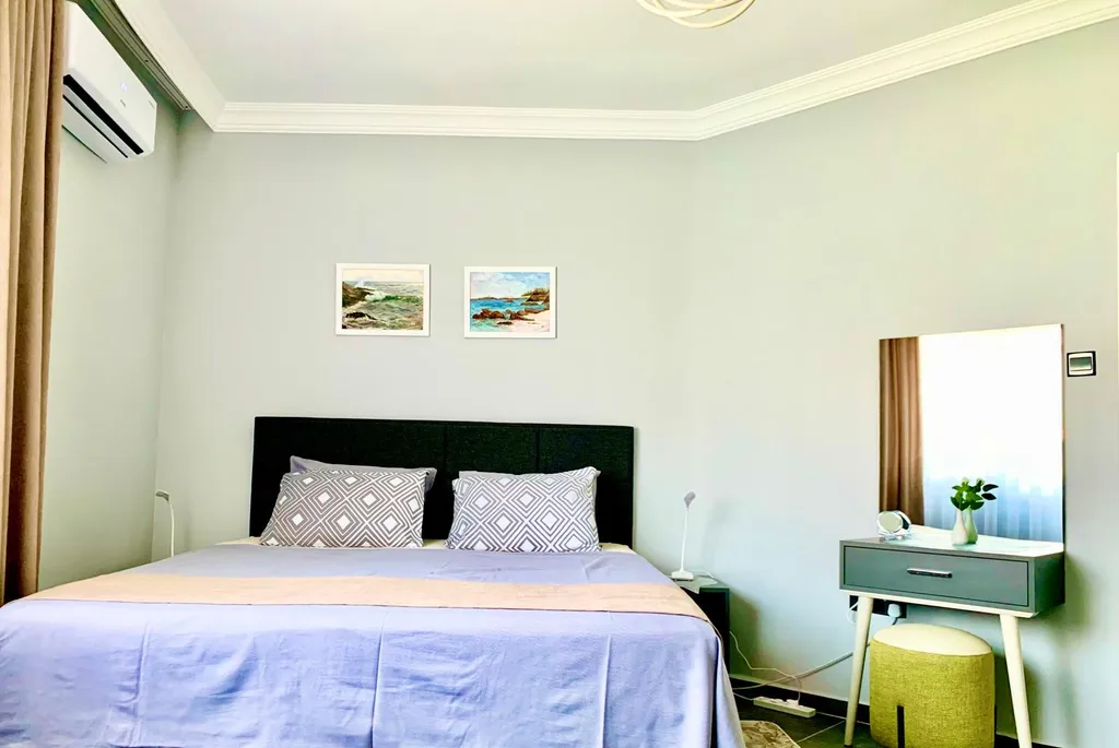 Современный апартамент с балконом и террасой с видом на море и горы