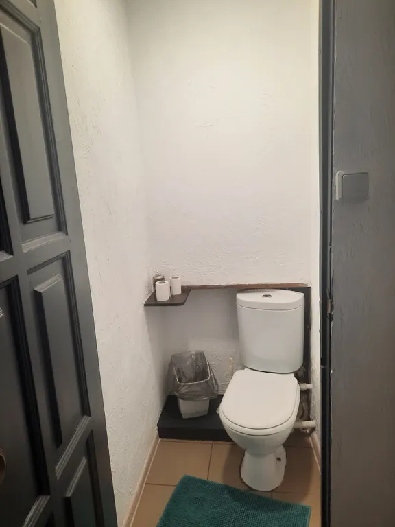 Комната с окнами в пол с видом на горы Белокурихи и город