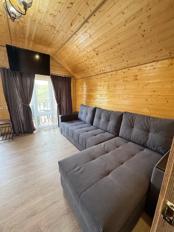 Уютный домик на озере