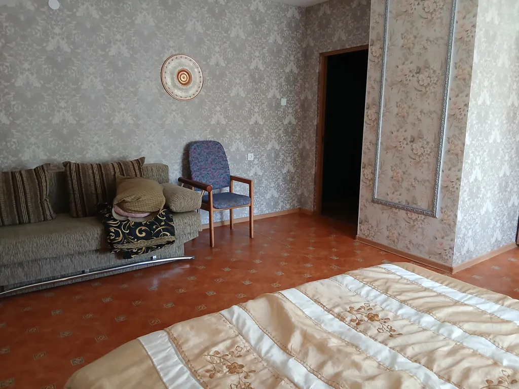 Дом находится на частной территории, есть стоянка автомобильная