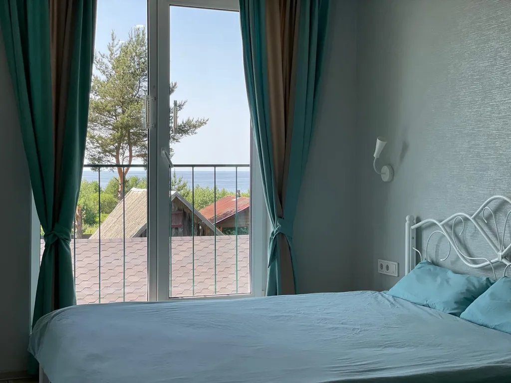 Студия с панорамным видом на озеро