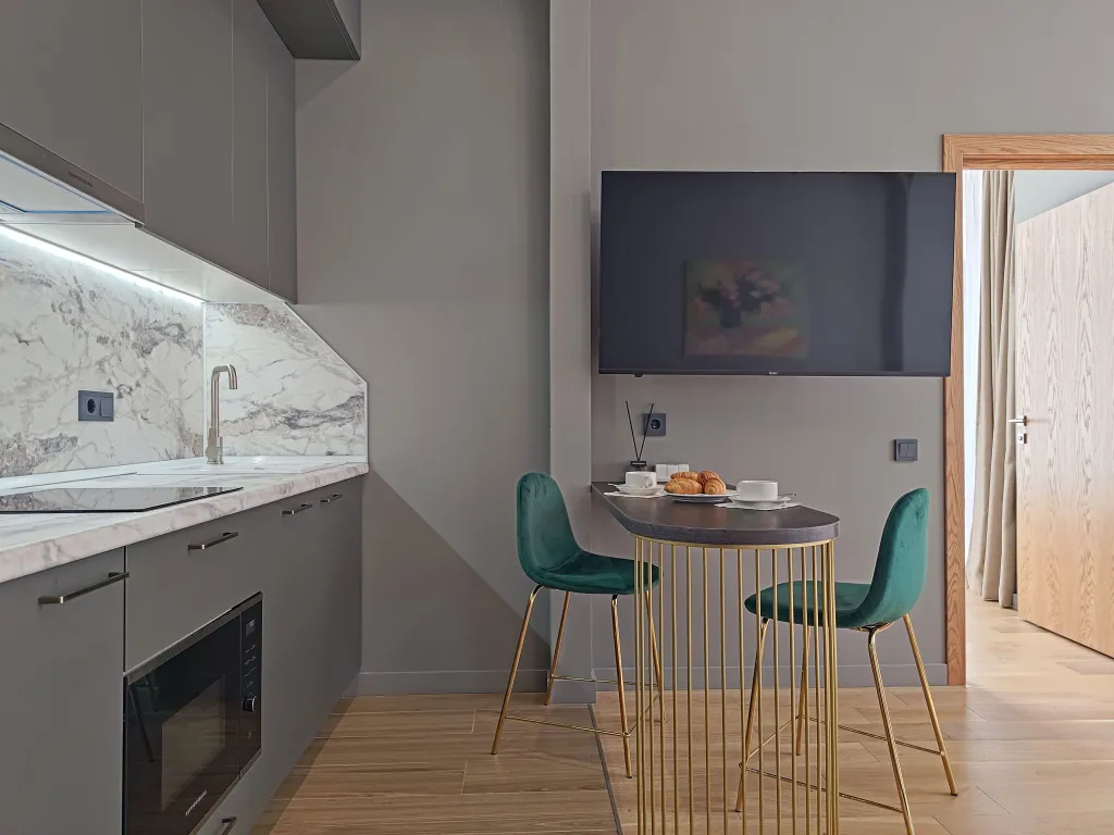 Дизайнерский апартамент с балконом в окружении леса