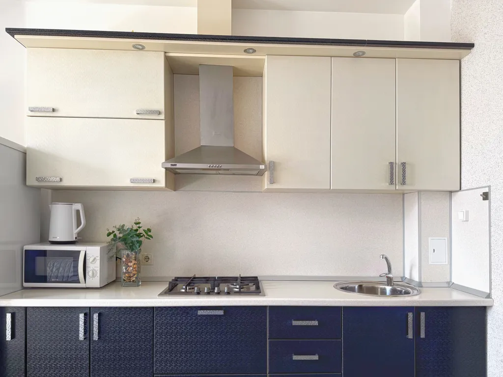 Закрытая территория парковка возле театральной площади и входа в парк