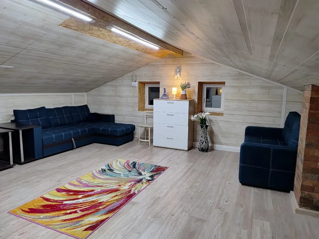 Дом с баней и пирсом на берегу пруда