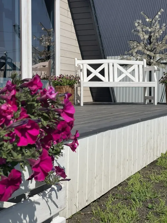 Уютный, современный домик в стиле а-фрейм