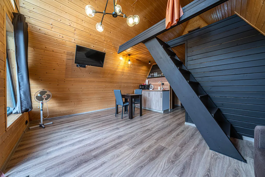 Коттедж A-frame дом рядом с озером — Светлое