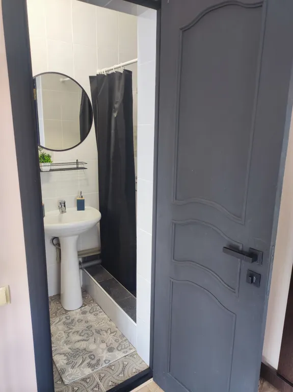 С удобствами, отдельным входом и террасой