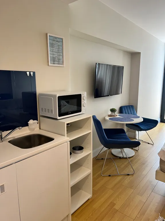 Уютная студия в центре города с видом на море