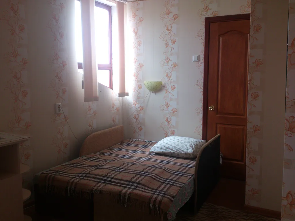 Просторная комната с кондиционером в частном доме