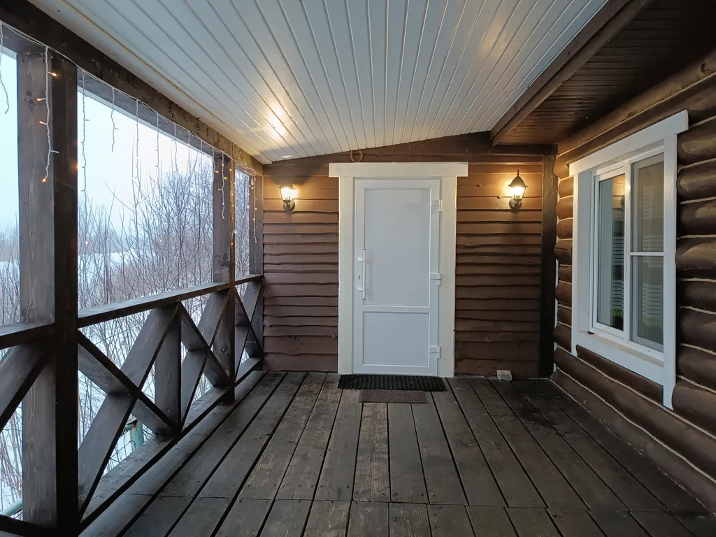 Уютный домик у реки