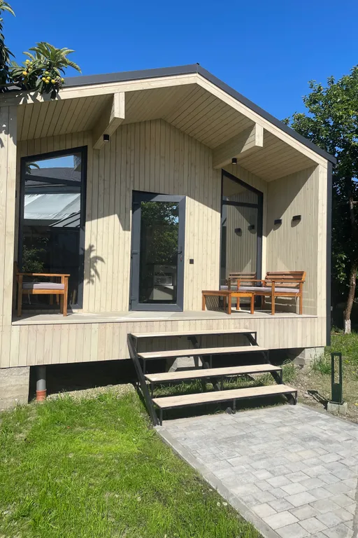 Уютный дом в южном саду