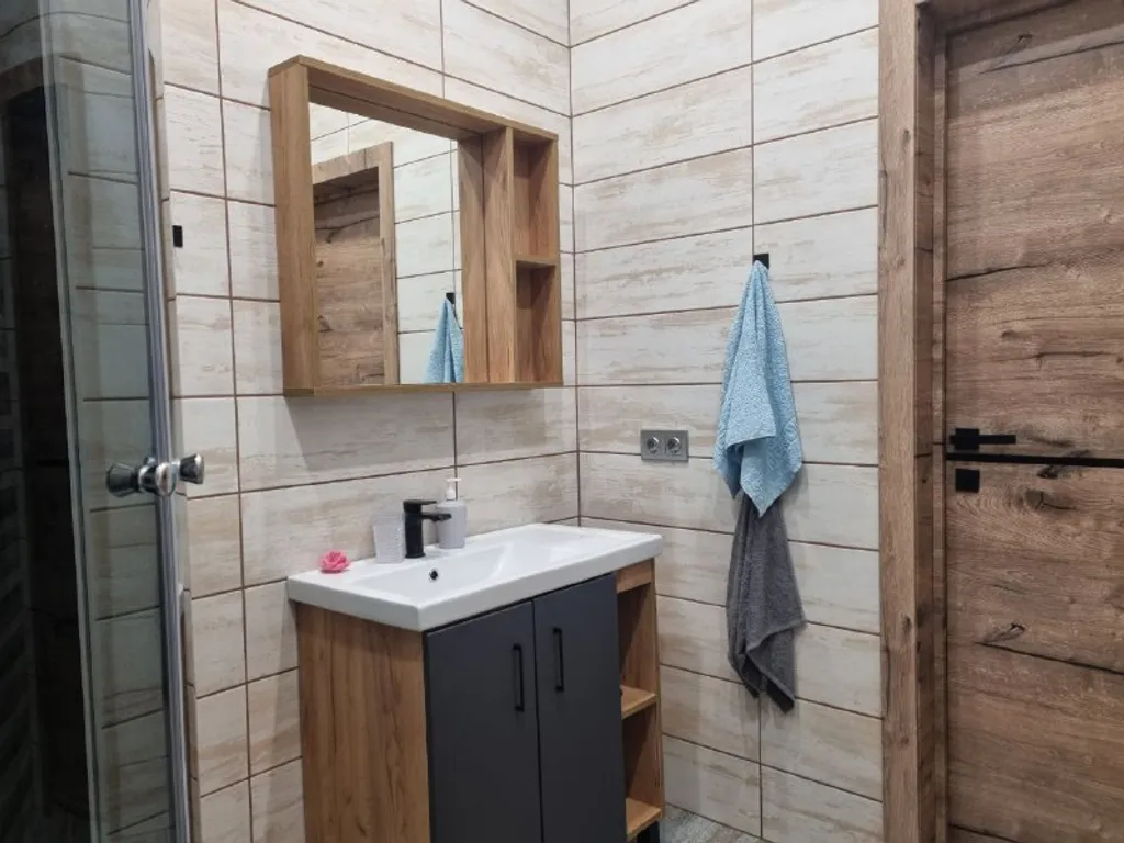 Зелёный дом на берегу Катуни с видом на реку и горы