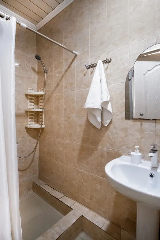 Большая комната с санузлом и кондиционером в Доме Путещественника