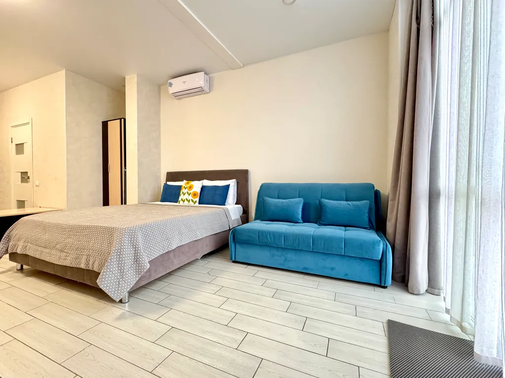 Просторная студия с террасой на первой линии в Сириусе