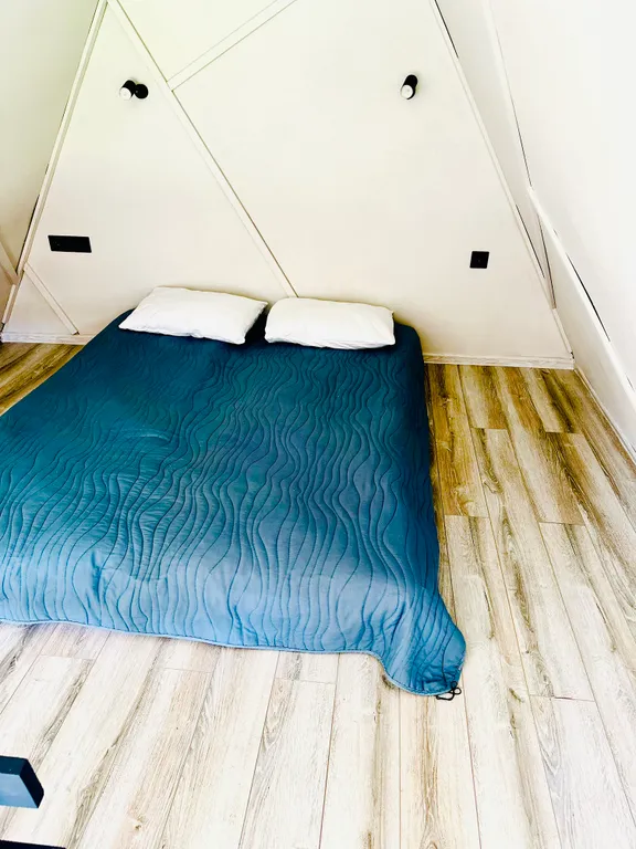 Домик по дороге в горы