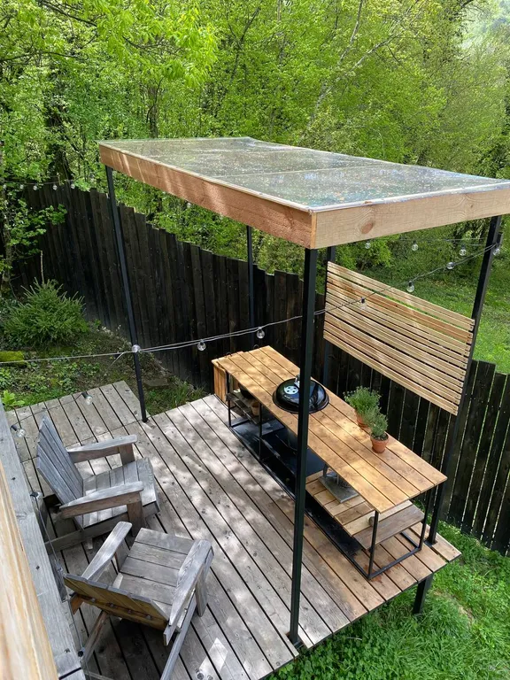 Дом на краю леса с видом на горы